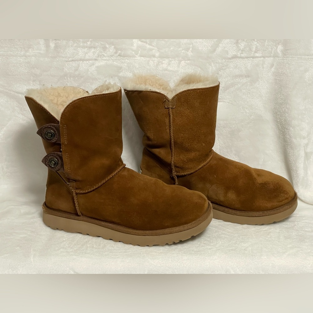 UGG MARCIELA II Size 7 Boots chestnut clean 2 Button snap side